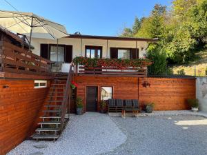 ein Haus mit einer Treppe und einem Balkon mit Blumen in der Unterkunft Rooms Horvat in Krapina