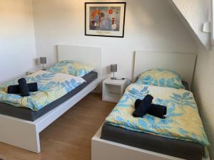 two beds sitting next to each other in a bedroom at KRIO Nicola Rothfuchs Ferienwohnung 2 in Idar-Oberstein