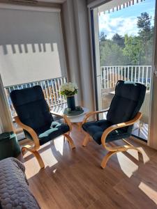 2 sillas en una sala de estar con balcón en Rubus 305 Sofii, en Świnoujście