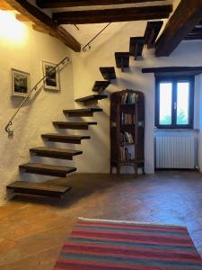 escalera en una habitación con estantería en Medieval Todi, en Todi