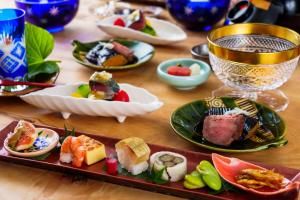 uma mesa de madeira com pratos de comida em hotori em Quioto