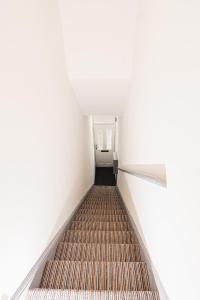 een lege roltrap naar een kamer bij Villette - 3 bdrm flat sleeps 5 great place for contractors in Sunderland