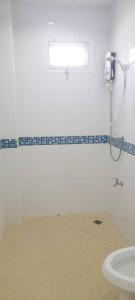 CHIANG MAI Home في شيانغ ماي: حمام مع دش ومرحاض