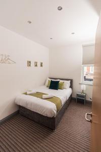 a bedroom with a large bed in a room at Villette - 3 bdrm flat sleeps 5 great place for contractors in Sunderland