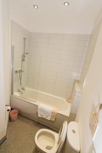 a bathroom with a tub and a toilet and a sink at Villette - 3 bdrm flat sleeps 5 great place for contractors in Sunderland