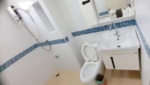 CHIANG MAI Home في شيانغ ماي: حمام مع مرحاض ومغسلة