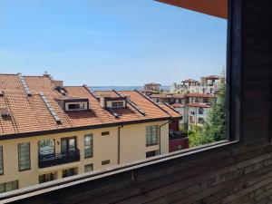 een uitzicht vanuit een raam van gebouwen bij MitProt ApartCompleks Panorama Bay 2 in Sveti Vlas