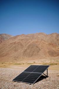 un panel solar sentado en medio de un desierto en Fully equipped Remote off-grid Solar Wooden Home, en Dahab