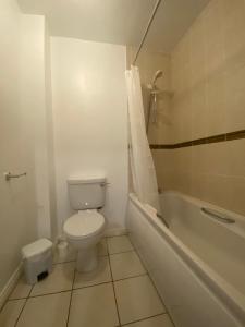 Un baño de Two bedroom apartment in Ennis v95D854