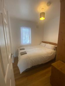 Two bedroom apartment in Ennis v95D854 객실 침대