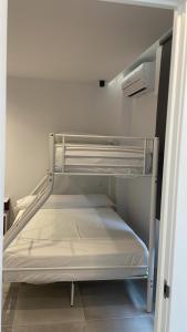 マドリードにあるC7 Exclusiva zona Madridの白い部屋の白い二段ベッド