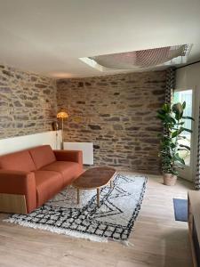 sala de estar con sofá y mesa en Maison du Thabor en Rennes