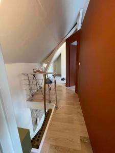 un pasillo con una escalera en una casa en Maison du Thabor en Rennes