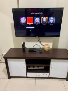 En tv och/eller ett underhållningssystem på Kathys crib 32sqm Condo Shell Residences