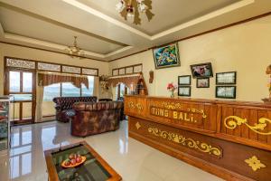 een woonkamer met een bank en een tafel bij Tiing Bali Guest House Kintamani in Kintamani
