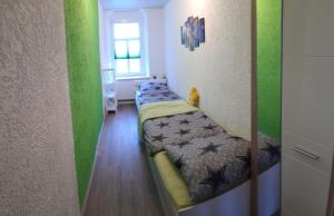 two beds in a room with green walls at Urlaub und Arbeit in Waldheim in Waldheim
