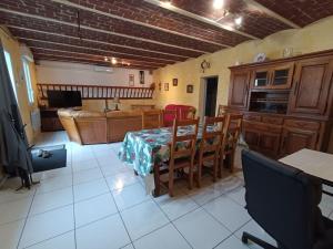 eine Küche und ein Wohnzimmer mit einem Tisch und einer Couch in der Unterkunft maison atypique proche mer forêts vallées in Vaudricourt
