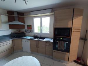 eine Küche mit Spüle und Herd oberen Backofen in der Unterkunft maison atypique proche mer forêts vallées in Vaudricourt