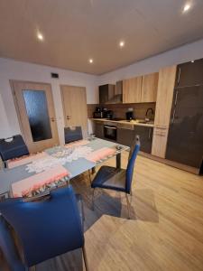 a dining room with a table and chairs and a kitchen at Urlaub und Arbeit in Waldheim in Waldheim