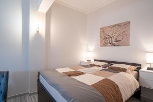 1 dormitorio con 1 cama grande y 2 lámparas en Hermes Apartments, 2 bedrooms, great facilities! en Athens