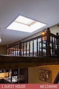 ein Oberlicht in einem Wohnzimmer mit einer Treppe in einem Haus in der Unterkunft Lielbrieži 8 in Skulte
