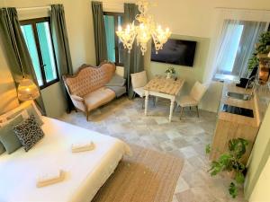 ein Wohnzimmer mit einem großen Bett und einem Tisch in der Unterkunft Mini Suite in Chioggia + 6 Fotos