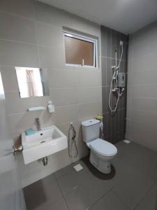 een badkamer met een toilet en een wastafel bij 88 Homestay @ Palmyra Residences in Kajang