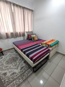 een bed met een teddybeer erop in een kamer bij 88 Homestay @ Palmyra Residences in Kajang