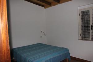 ein kleines Schlafzimmer mit einem Bett in einem Zimmer in der Unterkunft Citrigni in Peschici