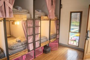 Postel nebo postele na pokoji v ubytování K-Bunk Hostel Pai Walking Street