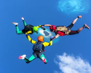 un grupo de personas volando en el cielo en Ifuru Island Resort Maldives - 24-Hours Premium All-inclusive with Free Domestic Transfer, en Raa Atoll