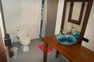 拜縣的住宿－K-Bunk Hostel Pai Walking Street，浴室配有蓝色水槽和卫生间。