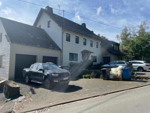 ciężarówka zaparkowana na podjeździe przed domem w obiekcie Pferdehof Simon w mieście Binscheid