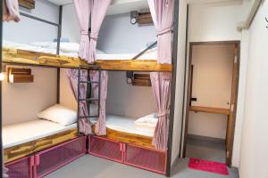 מיטה או מיטות קומותיים בחדר ב-K-Bunk Hostel Pai Walking Street
