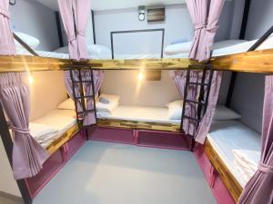Postel nebo postele na pokoji v ubytování K-Bunk Hostel Pai Walking Street