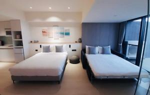 a hotel room with two beds and a kitchen at La Vie - Ocean Paradise in Toucheng