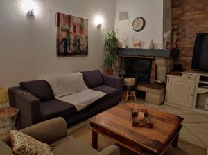 sala de estar con sofá y mesa de centro en Landaise en Tarnos