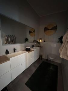 Koupelna v ubytování Exclusive Villa Outdoor Jacuzzi & Stunning View