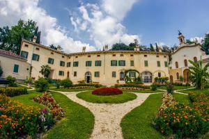 a large house with a garden in front of it at Villa Pellegrini in Grezzana