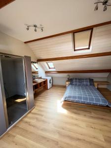 - une chambre avec un lit au milieu d'une pièce dans l'établissement la petite maisonnette, à Le Plessis-Feu-Aussoux