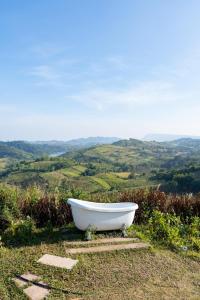 eine Badewanne auf einem Hügel in der Unterkunft Papa Garden Khaokho in Khao Kho