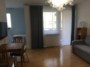een woonkamer met een bank en een tafel bij Czaple na Muchoborze by Apartamenty na dni Wrocław in Wrocław