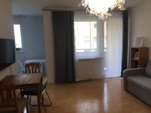 een woonkamer met een bank en een tafel bij Czaple na Muchoborze by Apartamenty na dni Wrocław in Wrocław