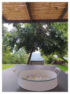 的住宿－orminia house upper level，坐在树前的桌子上吃一碗食物