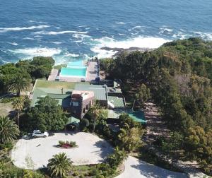 uma vista aérea de uma casa ao lado do oceano em Tsitsikamma on Sea Resort em Witelsbos