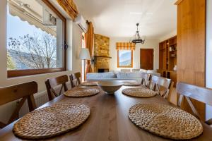 的住宿－orminia house upper level，一间带木桌和椅子的用餐室