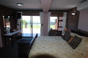 Postel nebo postele na pokoji v ubytování Tsitsikamma on Sea Resort