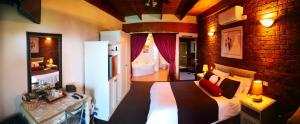um quarto com uma cama grande e uma parede de tijolos em Tsitsikamma on Sea Resort em Witelsbos