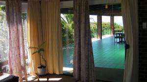 uma vista para uma piscina a partir de um quarto com janelas em Tsitsikamma on Sea Resort em Witelsbos