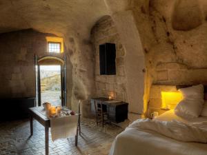 Un pat sau paturi într-o cameră la Sextantio Le Grotte Della Civita
